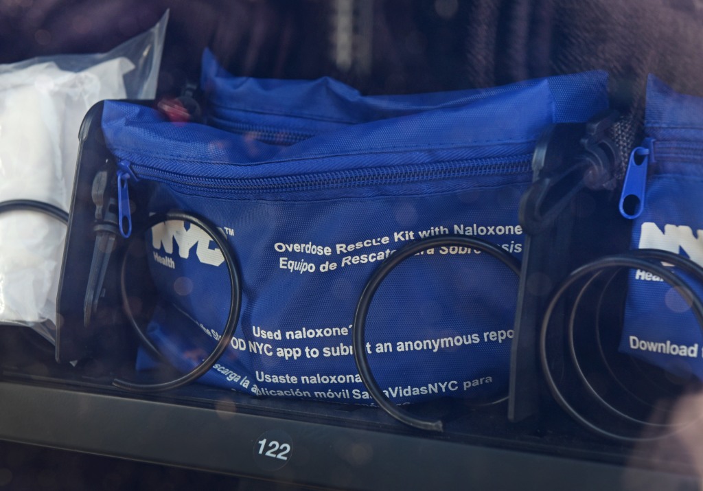 Overdose rescue kit seen in New York vending machine